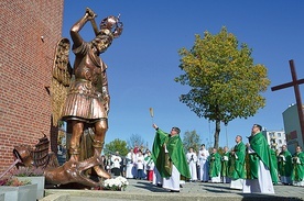 	Monument ma 5,5 m wysokości i wykonany jest z blachy miedzianej.