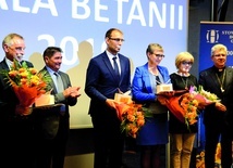 Wyróżnieni statuetkami, które symbolizują ulotność życia.