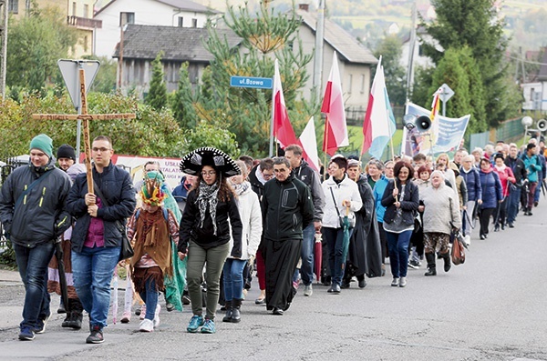 ▲	Pątnicy w drodze do domu błogosławionego.