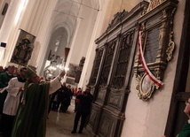 Po Mszy św. abp Sławoj Leszek Głódź dokonał poświęcenia epitafium upamiętniającego wieloletniego proboszcza bazyliki Mariackiej. 