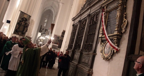Po Mszy św. abp Sławoj Leszek Głódź dokonał poświęcenia epitafium upamiętniającego wieloletniego proboszcza bazyliki Mariackiej. 