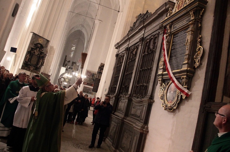 Po Mszy św. abp Sławoj Leszek Głódź dokonał poświęcenia epitafium upamiętniającego wieloletniego proboszcza bazyliki Mariackiej. 