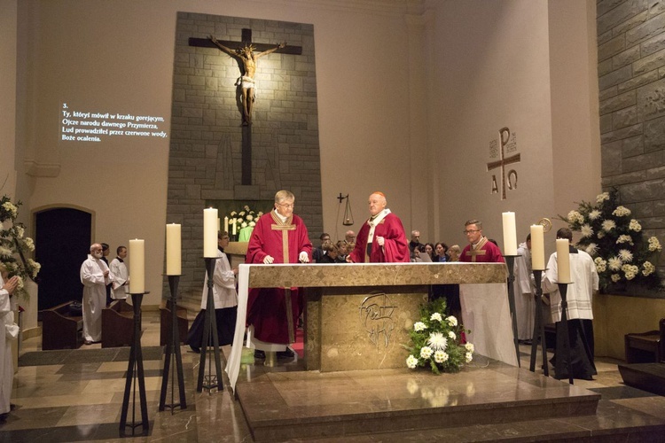 Kard. Kazimierz Nycz bierzmował młodzież z KIK