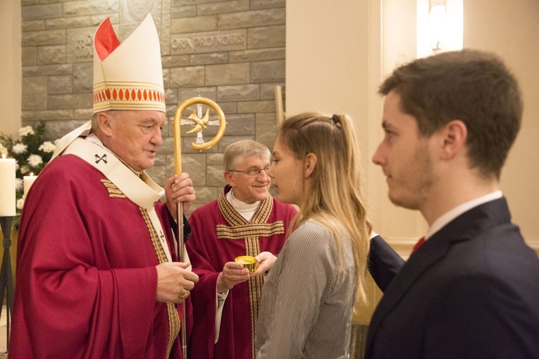 Kard. Kazimierz Nycz bierzmował młodzież z KIK