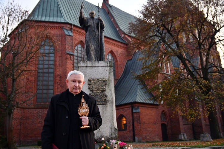 Wprowadzenie relikwii św. Jana Pawła II do koszalińskiej katedry