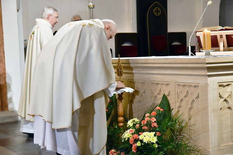 Wprowadzenie relikwii św. Jana Pawła II do koszalińskiej katedry