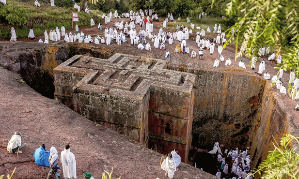 Etiopscy pielgrzymi zbierają się w kościele św. Jerzego. Lalibela została zarejestrowana przez UNESCO jako dziedzictwo kulturowe ludzkości.
4.10.2019 Lalibela, Etiopia