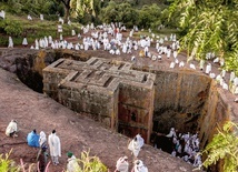 Etiopscy pielgrzymi zbierają się w kościele św. Jerzego. Lalibela została zarejestrowana przez UNESCO jako dziedzictwo kulturowe ludzkości.
4.10.2019 Lalibela, Etiopia