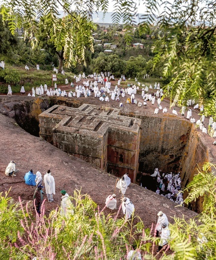Etiopscy pielgrzymi zbierają się w kościele św. Jerzego. Lalibela została zarejestrowana przez UNESCO jako dziedzictwo kulturowe ludzkości.
4.10.2019 Lalibela, Etiopia