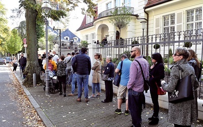 Wyjątkowo licznie uczestniczyli w głosowaniu Polacy za granicą. Kilka godzin trzeba było czekać w kolejce, aby oddać głos w Londynie. Podobnie było w większości lokali wyborczych za granicą.