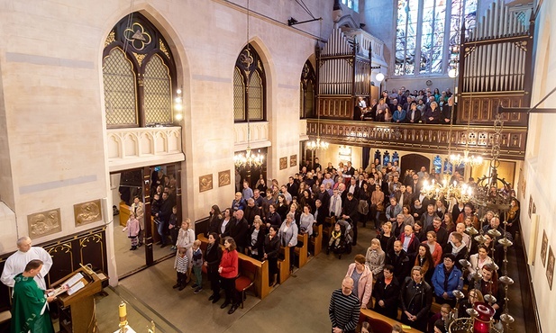 Kościół Matki Bożej Częstochowskiej w Londynie co niedzielę zapełnia się tłumem Polaków.