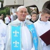 Ks. Stanisław w oczekiwaniu na obraz MB Latyczowskiej.