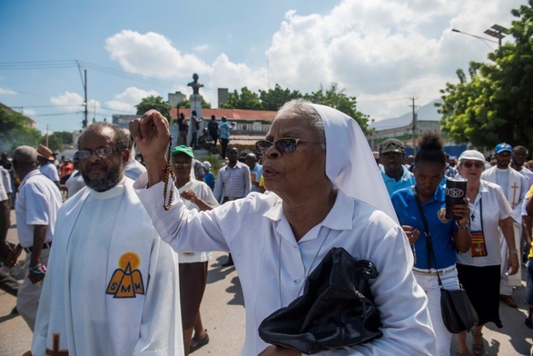 Bezprecedensowy marsz zakonników przeciw prezydentowi