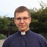 Do wspólnej modlitwy w intencji kapłanów zaprasza ks. Mateusz Tarczyński.