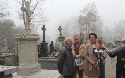 Przy odrestaurowanym nagrobku Emilii z Wolskich Targowskiej stoją od lewej Jerzy Przyborowski, przewodniczący SKOZCRK, Sławomir Adamiec, Edyta Sitarska i Maciej Jędrzejewski, kierownik nekropolii.