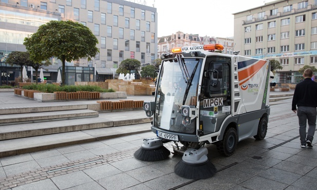 Katowice. Pierwsza elektryczna zamiatarka wyjechała na ulice