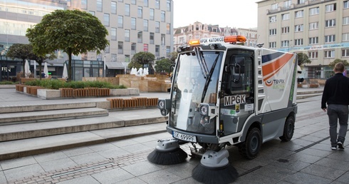 Katowice. Pierwsza elektryczna zamiatarka wyjechała na ulice