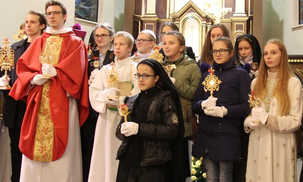 Delegaci z relikwiami podczas prezentacji świętych i błogosławionych.