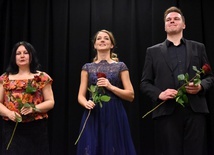 Od lewej: Katarzyna Rzeszutek (fortepian), Marta Gamrot-Wrzoł (sopran) i Patryk Wyborski (baryton).