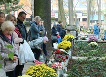 Przed odwiedzeniem cmentarzy warto zorientować się w zmianach organizacji ruchu.