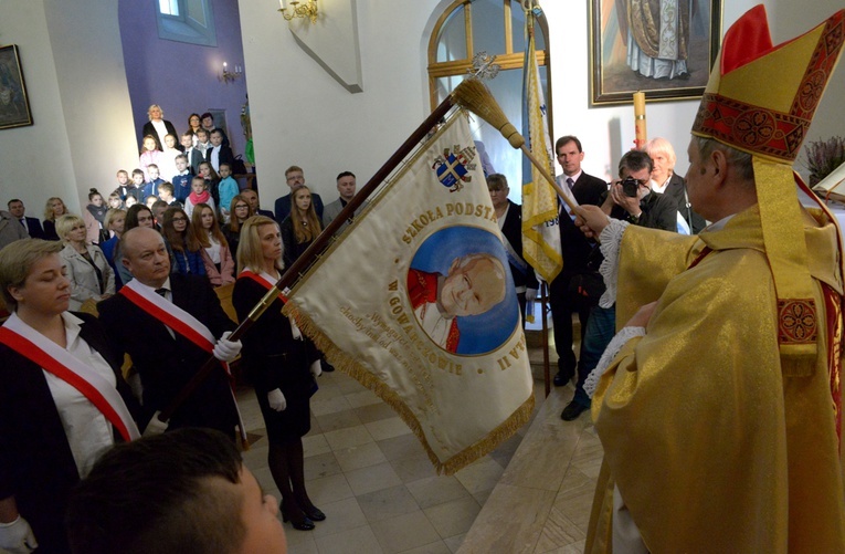 Sztandar szkoły poświęcił bp Henryk Tomasik.