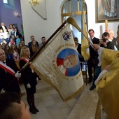 Sztandar szkoły poświęcił bp Henryk Tomasik.