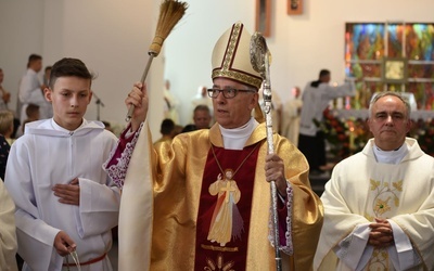 Abp Wiktor Skworc poświęcił wnętrze świątyni.