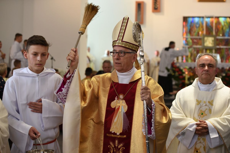 Abp Wiktor Skworc poświęcił wnętrze świątyni.