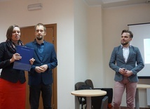 Prelegenta przedstawili inicjatorzy Szkoły Rodziców Justyna i Paweł Dochniakowie.