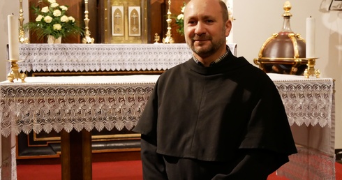 Do wspólnej modlitwy w intencji kapłanów zaprasza o. Tomasz Jank OFMConv.