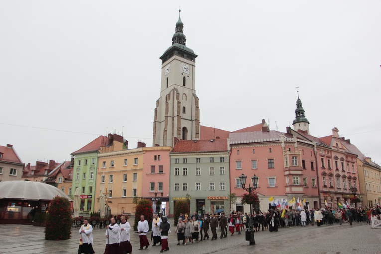 Złotoryja. Święci na ulicach