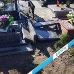 Zniszczone nagrobki na zabrzańskim cmentarzu    