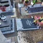 Zniszczone nagrobki na zabrzańskim cmentarzu    
