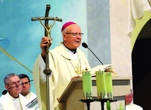 ▲	– Św. Jan Paweł II i bł. ks. Jerzy Popiełuszko byli ludźmi, którzy opierali się na krzyżu – wskazywał biskup.