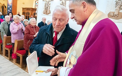 Wyróżnienie od papieża przekazał bp Krzysztof Włodarczyk.