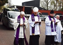 Mszy św. oraz obrzędom na cmentarzu przewodniczył  bp Krzysztof Włodarczyk.