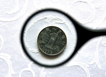 Moneta chińska – 1 juan – znaleziona podczas przeliczania ofiary w św. Wojciechu.
