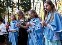 Przed Eucharystią uczestnicy spotkania odmówili Różaniec.