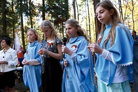 Przed Eucharystią uczestnicy spotkania odmówili Różaniec.