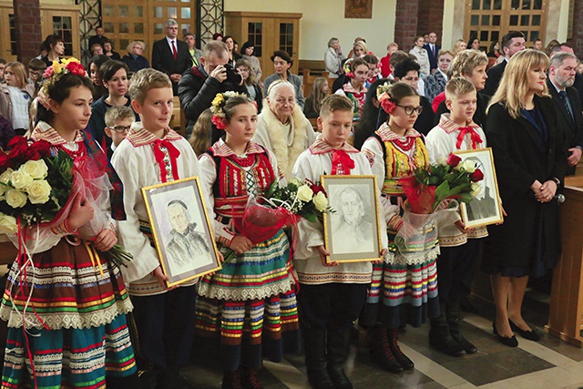 Uroczystość rozpoczęła Msza św. w kościele Najświętszego Serca Jezusowego z udziałem uczniów, nauczycieli, rodziców i zaproszonych gości.