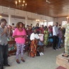 Kongijczycy modlą się za ks. Jana Czubę.