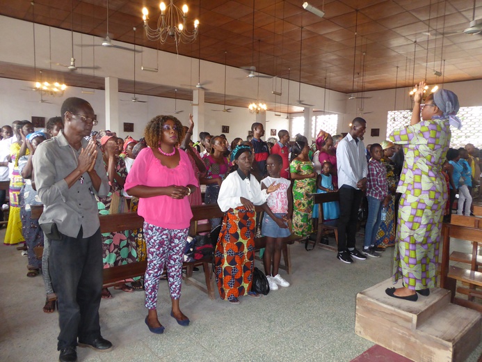 Kongijczycy modlą się za ks. Jana Czubę.
