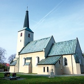 ▲	Kościół parafialny wybudowano na początku XIV wieku  w stylu wczesnogotyckim.