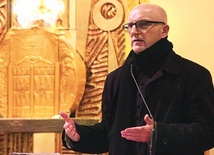 ▲	Ks. Andrzej Ziombra, proboszcz legnickiej parafii pw. św. Jacka, wygłosił prelekcję na temat niezwykłego wydarzenia.
