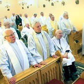 ◄	W naszej diecezji jest ponad 70 duchownych, którzy już nie pracują w parafiach. Na zdjęciu: Msza św. w kaplicy Domu Księży Emerytów.