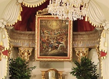 ▲	Ołtarz główny świątyni z obrazem patronów.