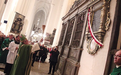 Po Mszy św. metropolita gdański poświęcił płytę pamiątkową zasłużonego kapłana.