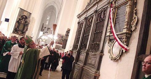 Po Mszy św. metropolita gdański poświęcił płytę pamiątkową zasłużonego kapłana.
