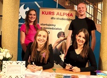 Do udziału zapraszają Marta Dziurzyńska i Konrad Skrzyński (stoją) oraz Ewa Klocek (z lewej) i Katarzyna Rylska.