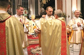 ▲	Diakoni założyli po raz pierwszy szaty liturgiczne – stułę nałożoną ukośnie oraz dalmatykę.